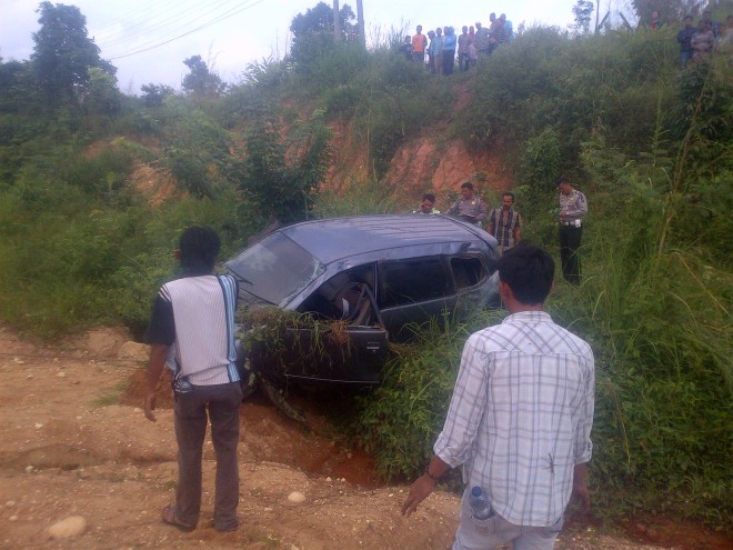 Mobil jenis Toyota Avanza masuk jurang, satu korban meninggal di TKP.